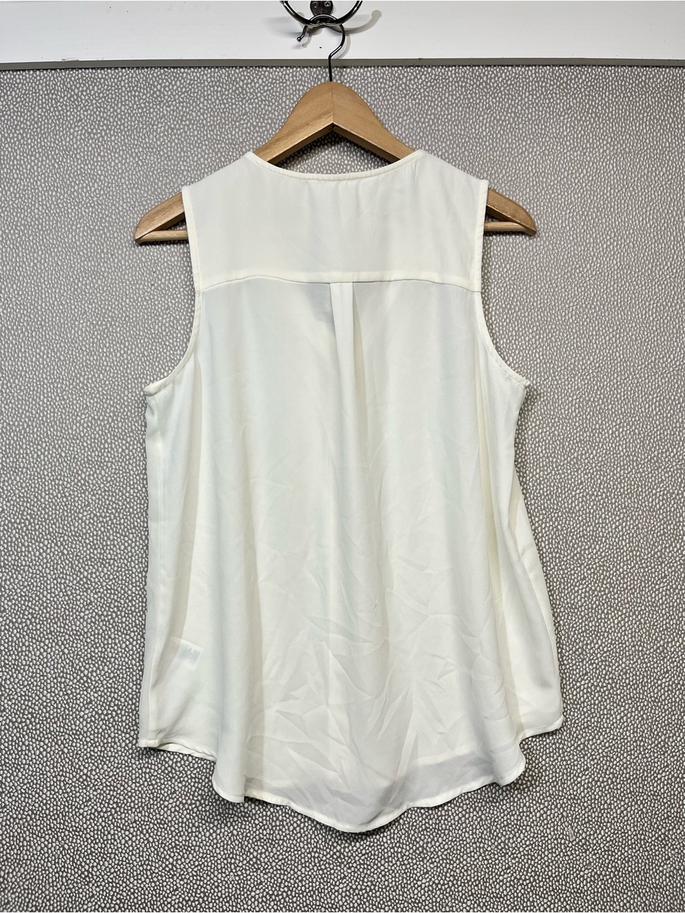 M Maurices Sleeveless V-Neck Cream Button-Front Women's Top - Picture 4 of 5